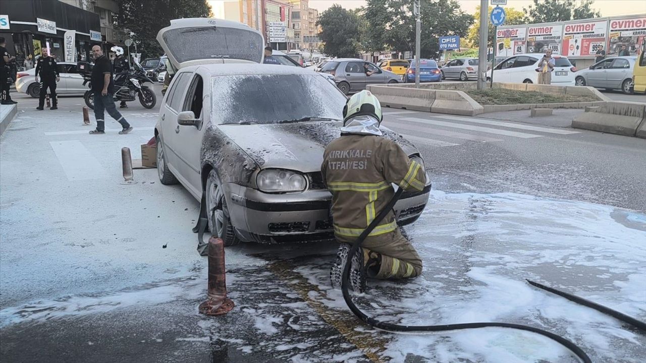 Kırıkkale'de Otomobil Yangını: Sürücü ve Vatandaşlardan Kahraman Müdahale