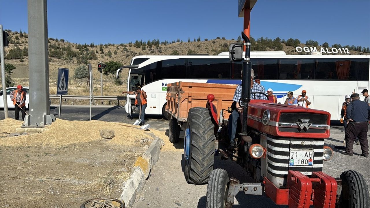 Kırıkkale'de Yolcu Otobüsü ile Traktör Çarpıştı: 4 Yaralı