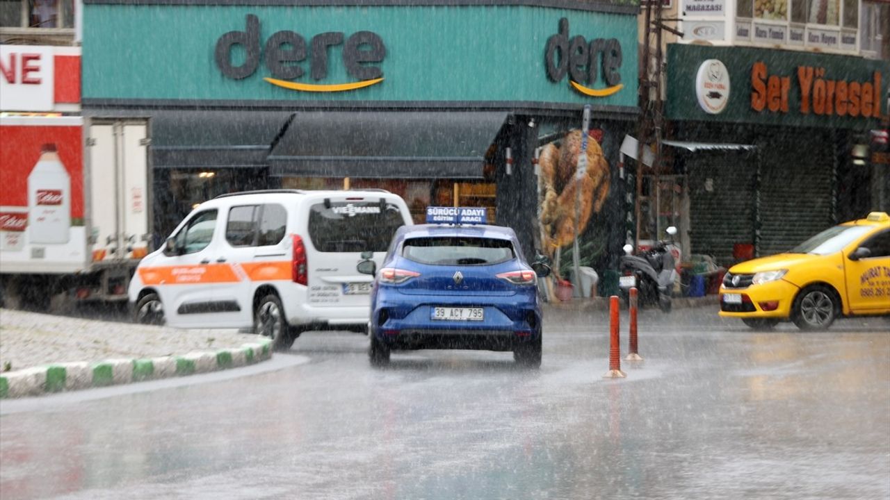 Kırklareli'de Sağanak Yağmur Hava Sıcaklığını 10 Derece Düşürdü