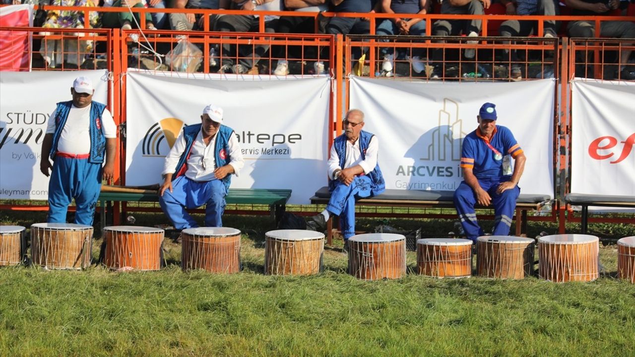 Kırkpınar Yağlı Güreşleri'nde Şehitler İçin Saygı Duruşu