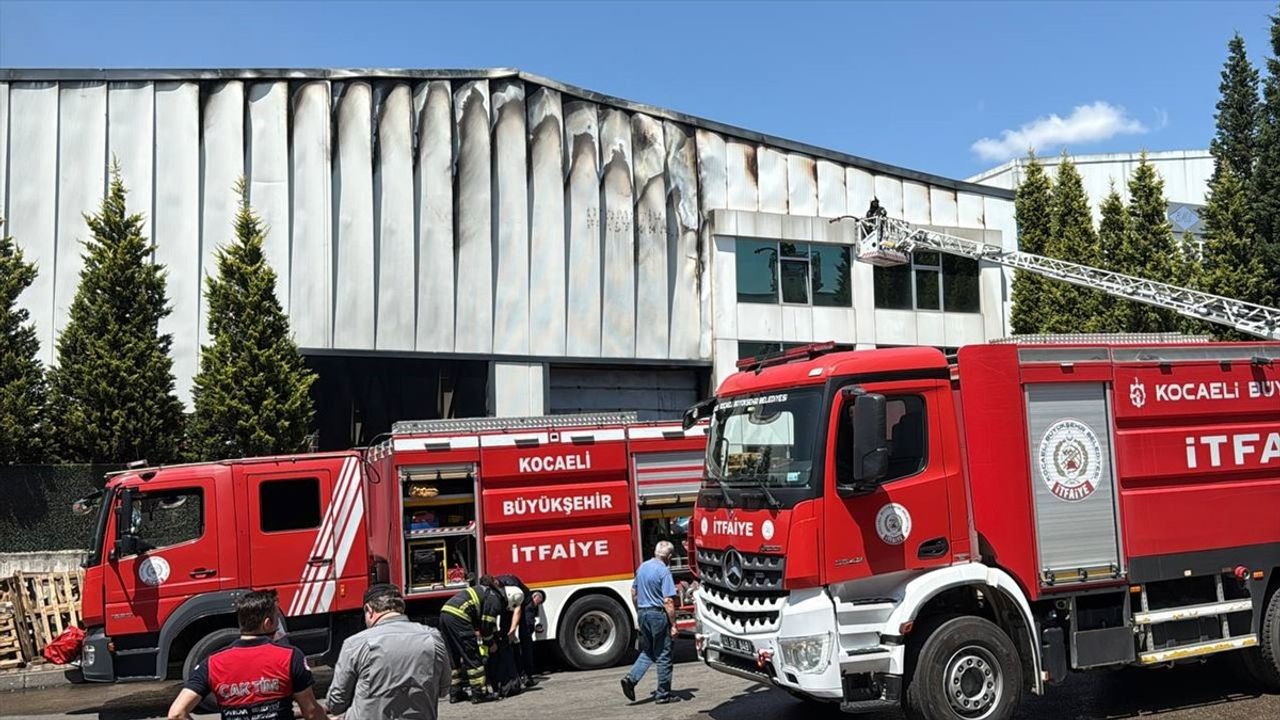 Kocaeli Çayırova'daki Fabrikada Yangın Kontrol Altına Alındı