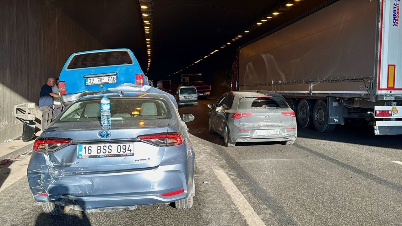 Kocaeli'de Anadolu Otoyolu'nda Zincirleme Kaza Ulaşımı Aksattı