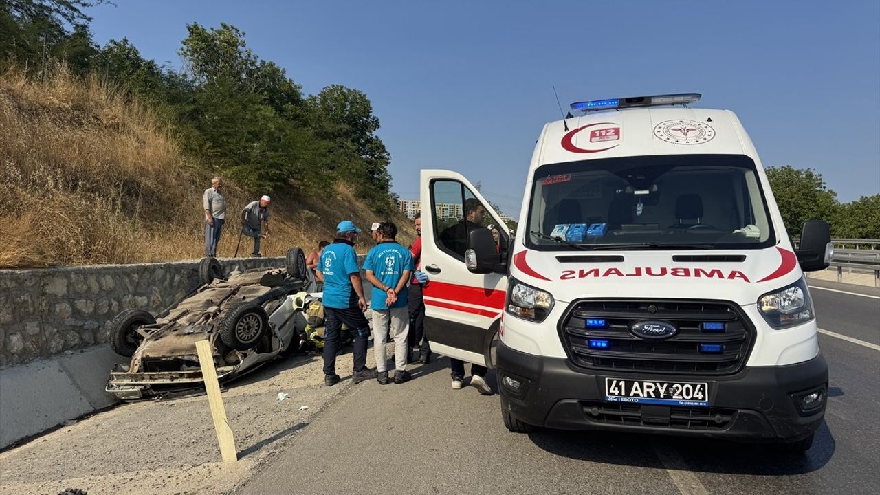 Kocaeli'de Devrilen Otomobilde 4 Kişi Yaralandı