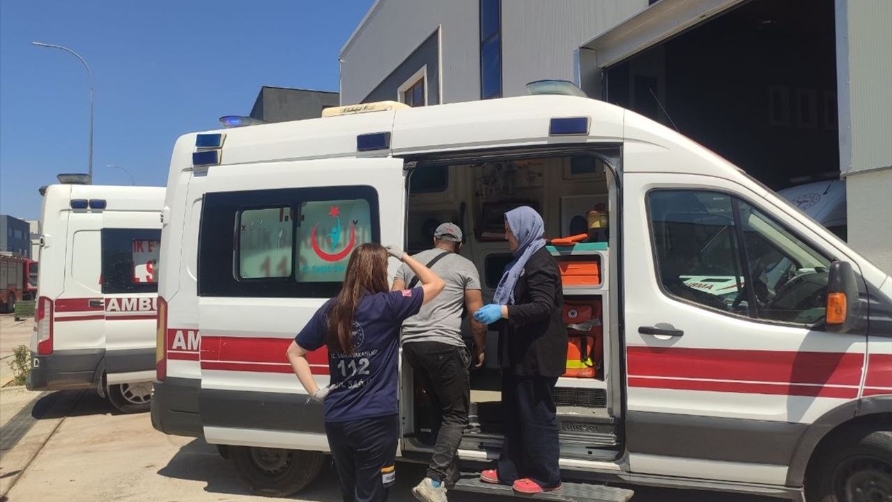 Kocaeli'de Fabrikada Çıkan Yangında 5 İşçi Dumandan Etkilendi