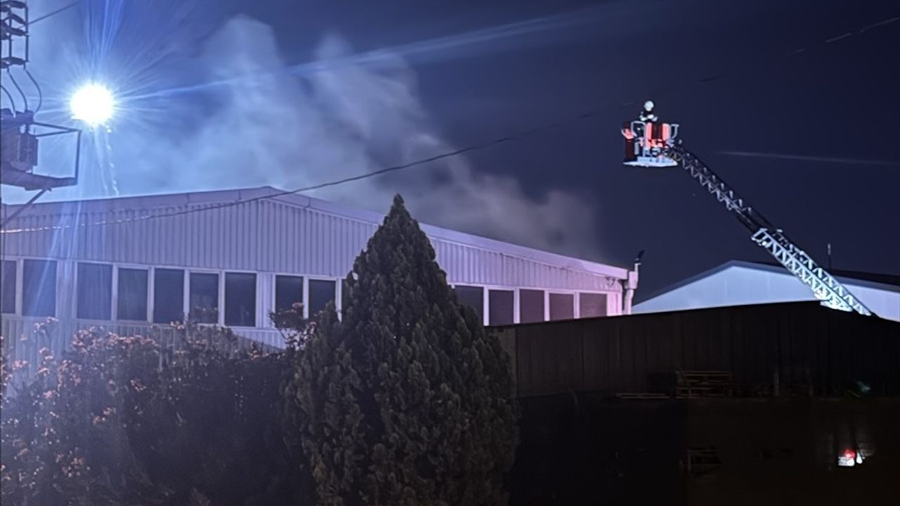 Kocaeli'de Kompozit Ürün Fabrikasında Yangın: Olay Anında Müdahale