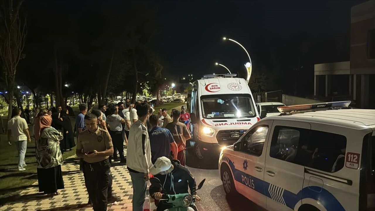 Kocaeli'de Otomobil ile Motosiklet Çarpıştı: 2 Yaralı