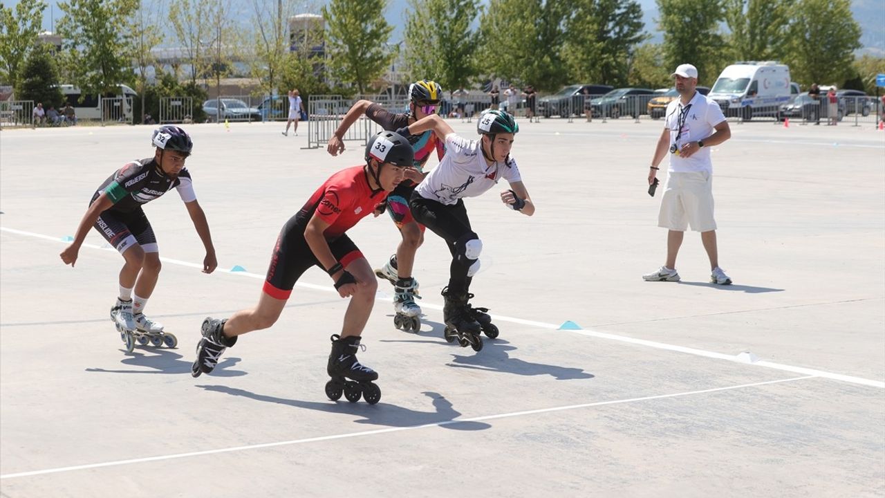 Kocaeli'de Tekerlekli Paten 1. Etap Yarışması Başladı