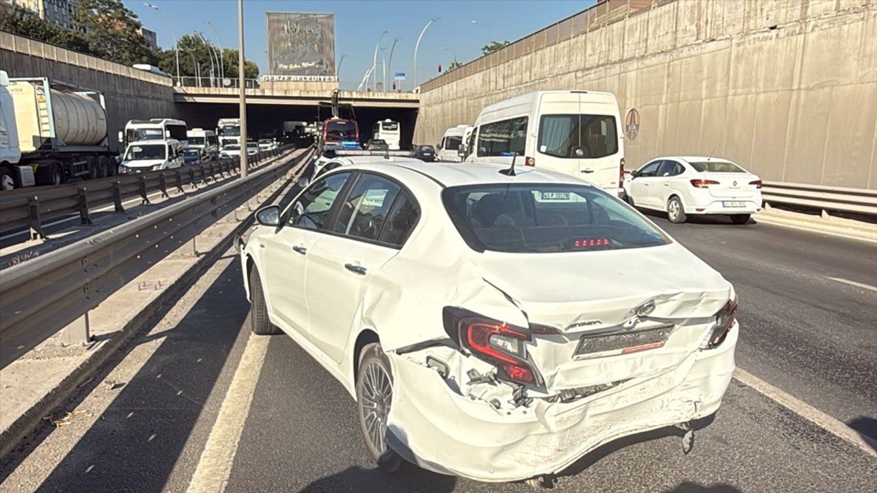 Kocaeli'de Zincirleme Trafik Kazası: D-100'de Ulaşım Aksadı