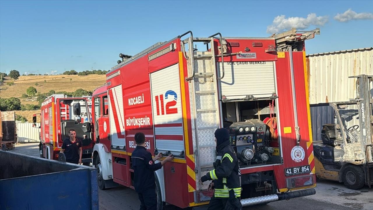 Kocaeli'deki Geri Dönüşüm Tesisinde Yangın Söndürüldü