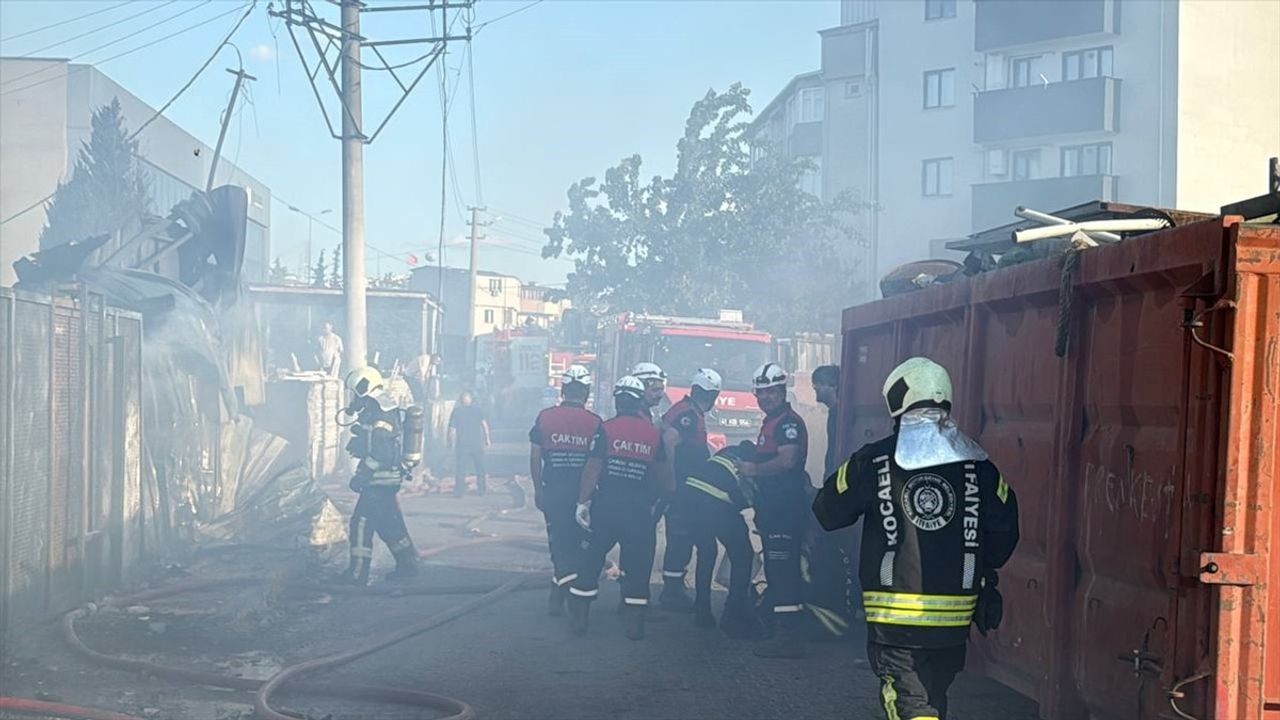 Kocaeli'deki Yangın: Hurda Deposundan Plastik Kalıp Atölyesine Sıçradı
