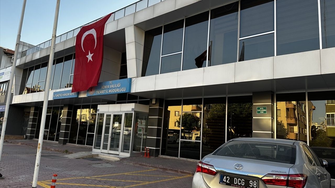 Konya'da Kamu Binalarına Türk Bayrakları Asıldı