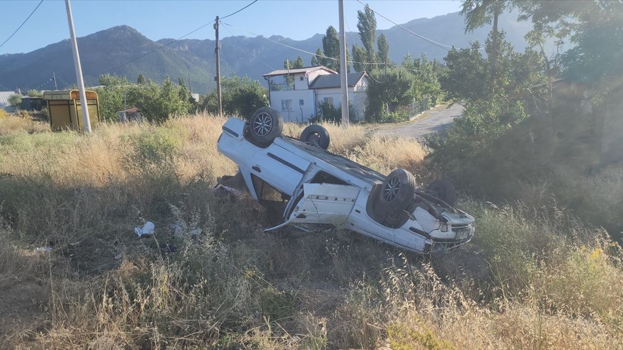 Konya'da Şarampole Devrilen Otomobilde 4 Yaralı