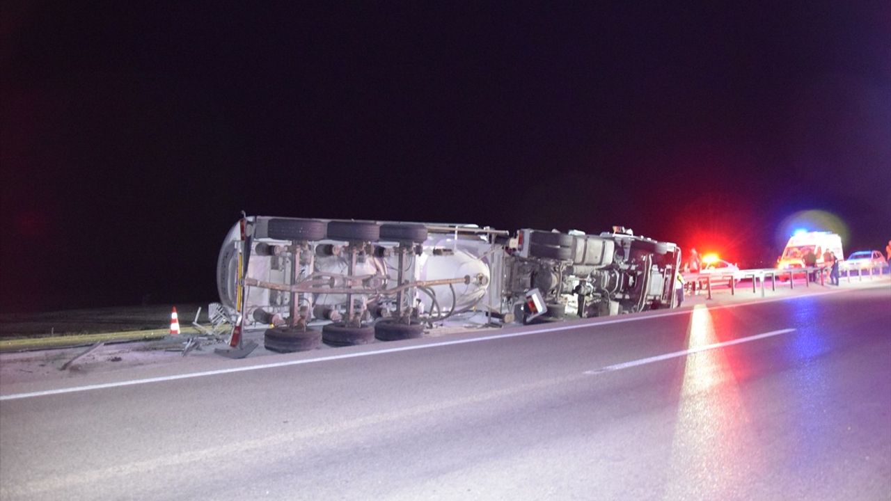 Konya'da Tır Devrildi: Sürücü Aşır Ekinci Hayatını Kaybetti