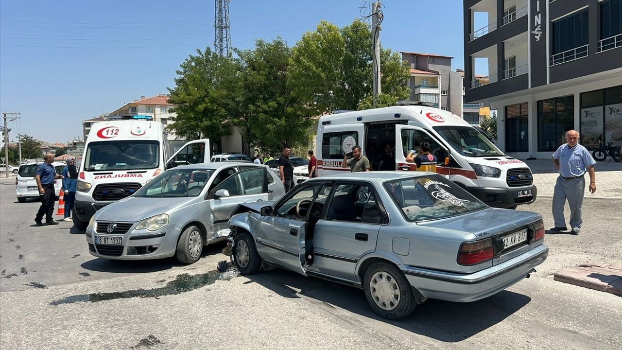 Konya'da Trafik Kazası: İki Otomobil Çarpıştı, 6 Yaralı