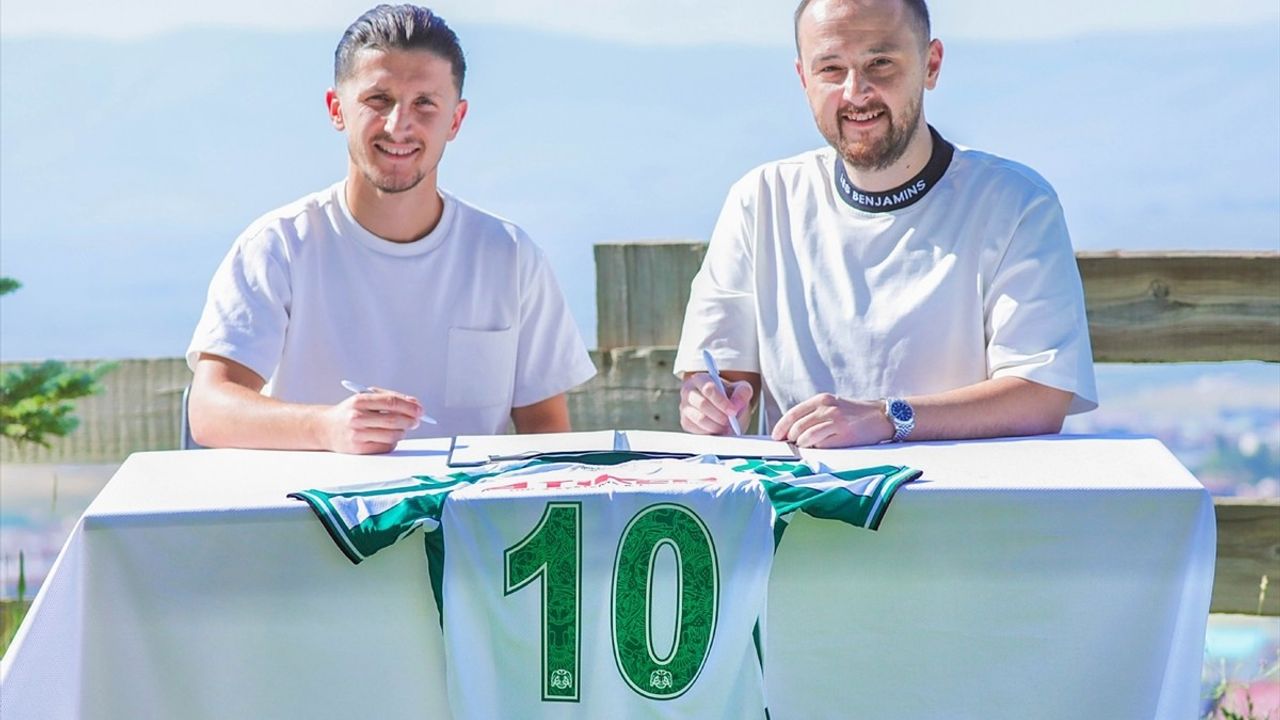 Konyaspor Enis Bardhi'yi Kadrosuna Kattı!