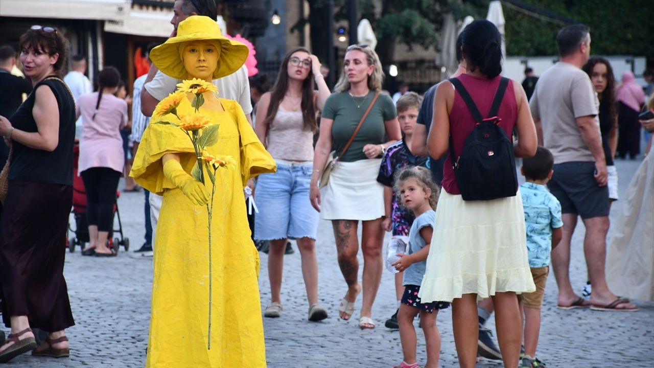 Kosova'da Canlı Heykel Performansı Büyük İlgi Gördü