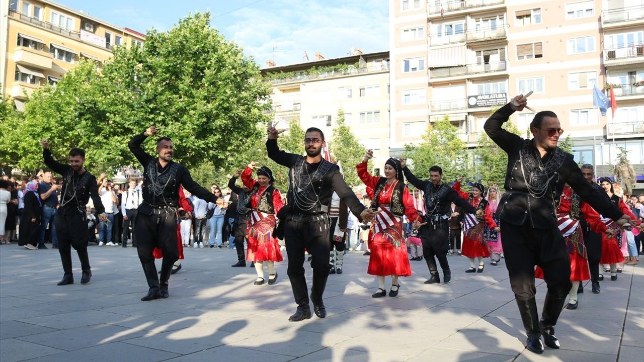 Kosova'da Renkli Kortej Yürüyüşü: 4. Uluslararası New Born Dans Festivali Başladı