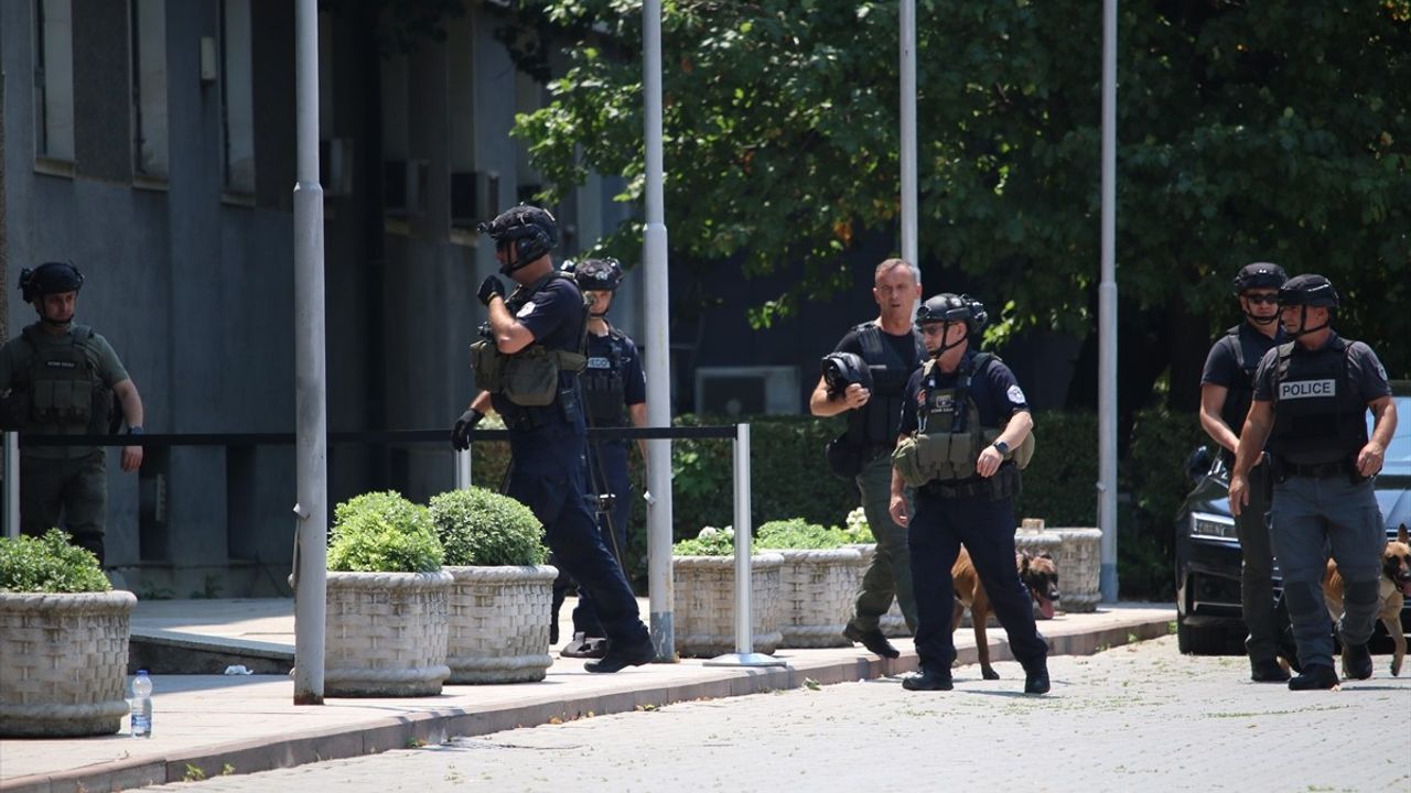 Kosova Meclisinde Bomba İhbarı Panik Yarattı