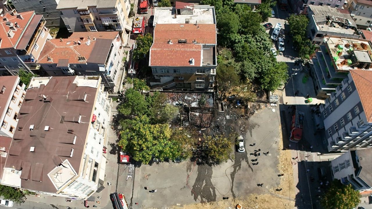 Küçükçekmece'de Gecekondudan Otomobile Sıçrayan Yangın Kontrol Altına Alındı