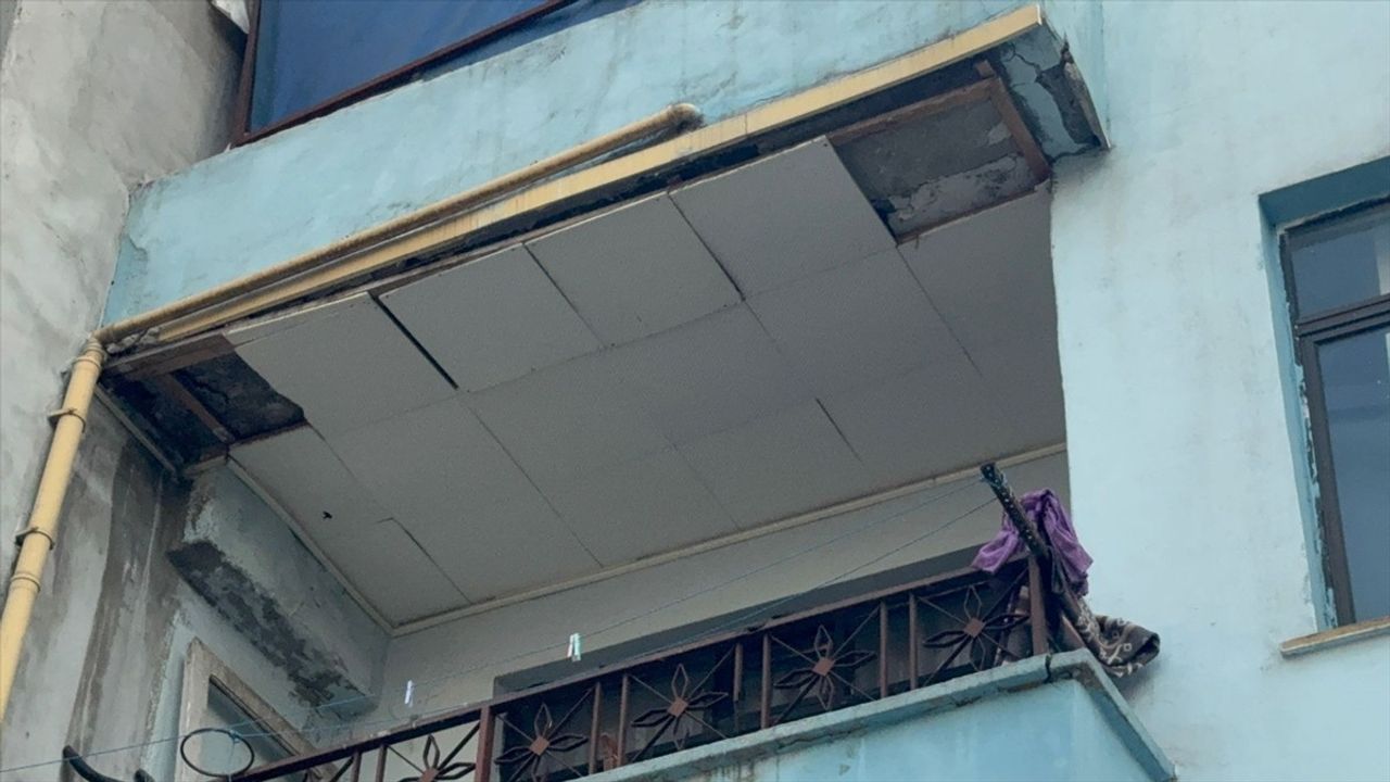 Küçükçekmece'de İki Katlı Binanın Çatısı Kısmen Çöktü