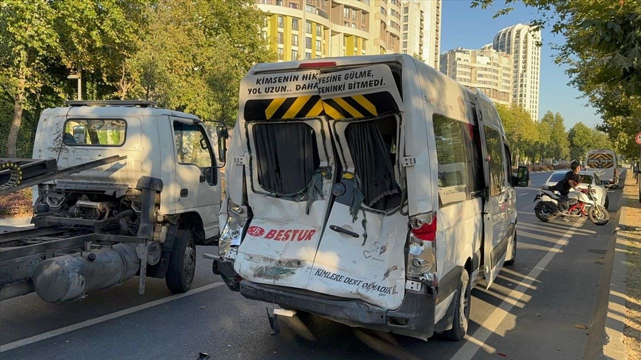 Küçükçekmece'de Trafik Kazası: 4 Yaralı