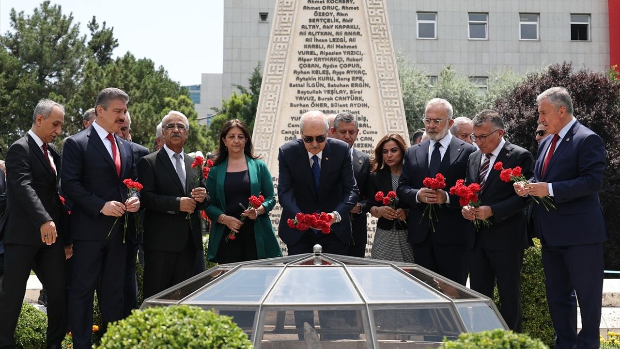 Kurtulmuş, 15 Temmuz'da TBMM'de Karanfil Bıraktı ve Demokrasi Sergisini Açtı