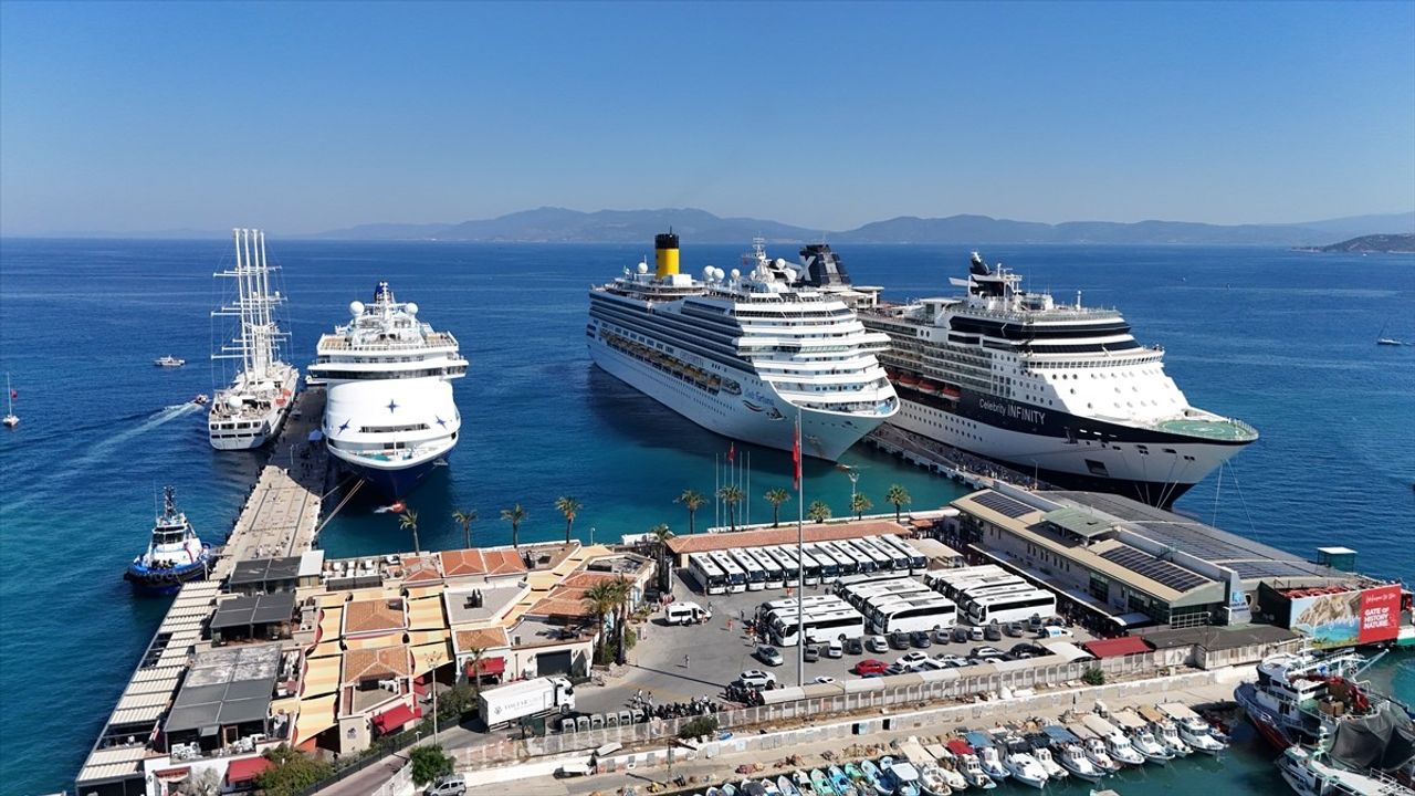 Kuşadası'na 4 Kruvaziyerle 6.298 Turist Ziyareti