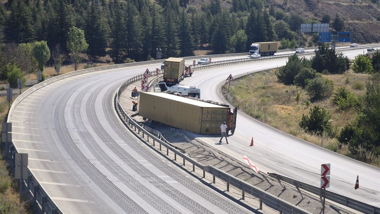 Kütahya'da Devrilen Tırda Sürücü Yaralandı