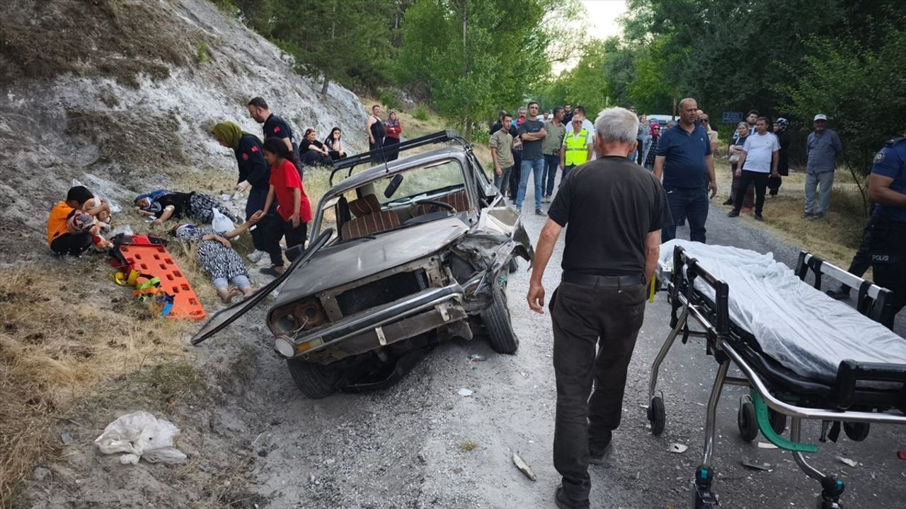 Kütahya'da İki Otomobil Çarpıştı: 5 Yaralı