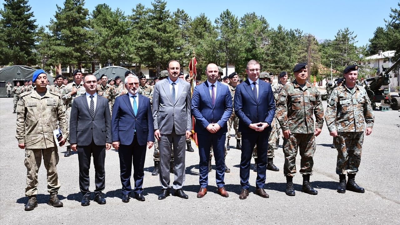 Kuzey Makedonya, Türkiye'den Temin Ettiği Obüs ve Askeri Teçhizatı Tanıttı