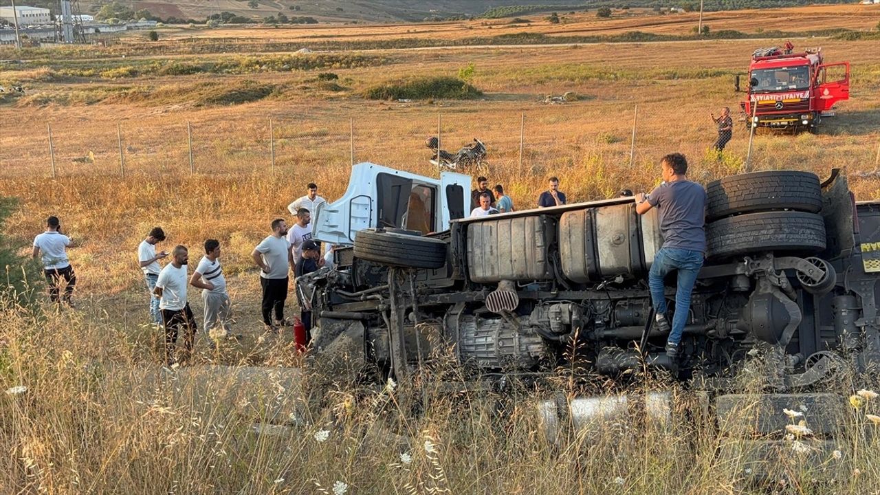 Kuzey Marmara Otoyolu'nda Tır Devrildi: 2 Kişi Hayatını Kaybetti