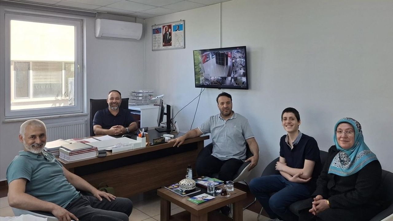 LGS Birincisi Ömer Nadi Yılmaz, 100 Bin Liralık Başarı Ödülünü Yetim Vakfına Bağışladı