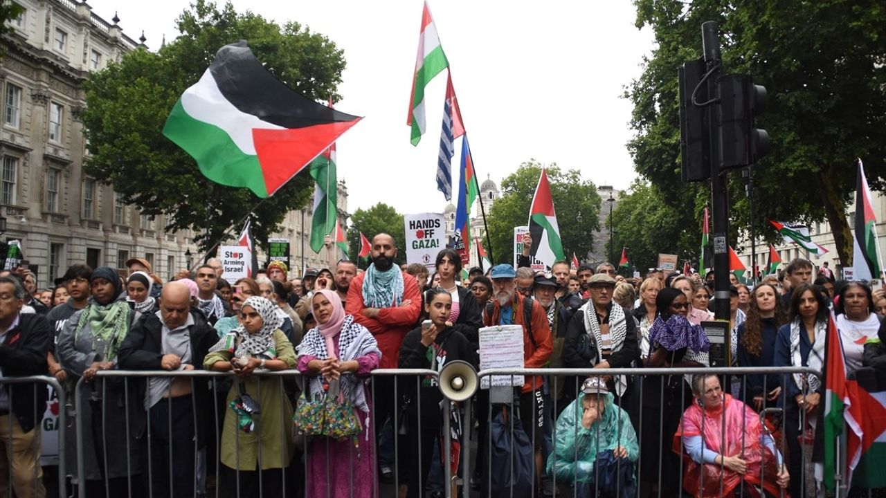 Londra'da On Binlerce Kişi Filistin İçin Sokağa Düştü