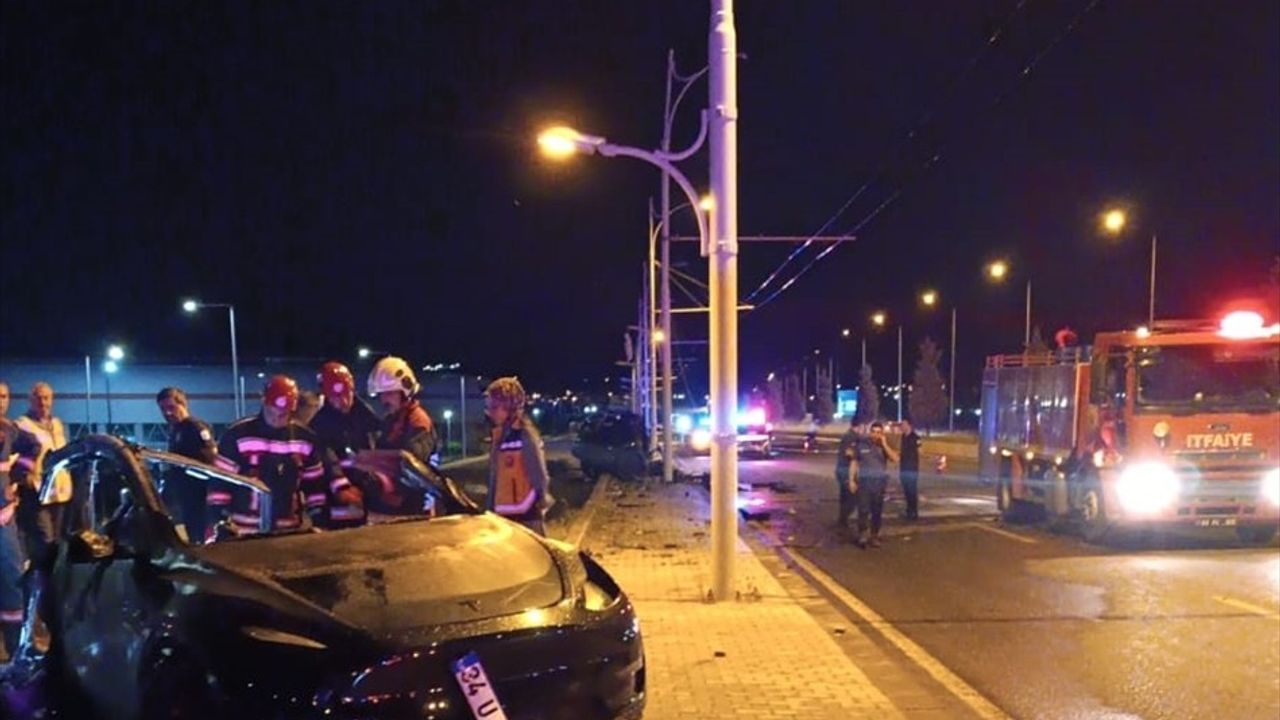 Malatya'da Direğe Çarpan Araçta İki Kişi Hayatını Kaybetti