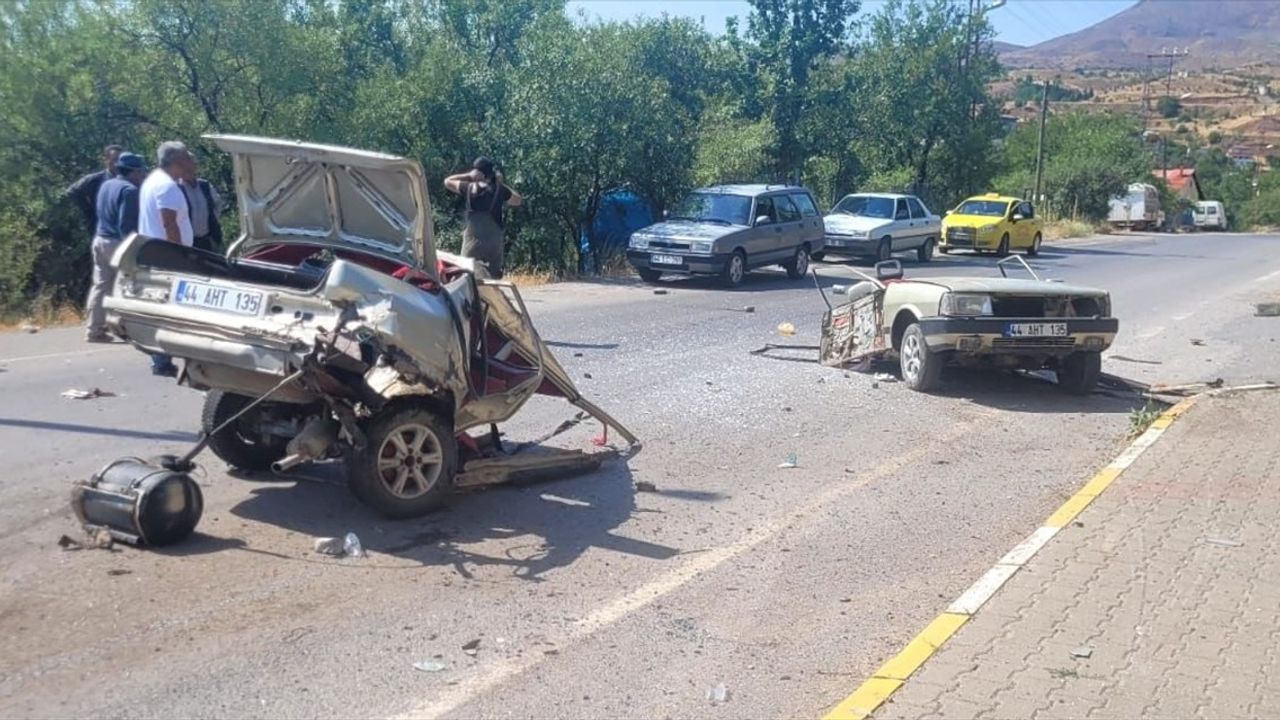 Malatya'da Elektrik Direğine Çarpan Araç İkiye Ayrıldı, Sürücü Ağır Yaralı