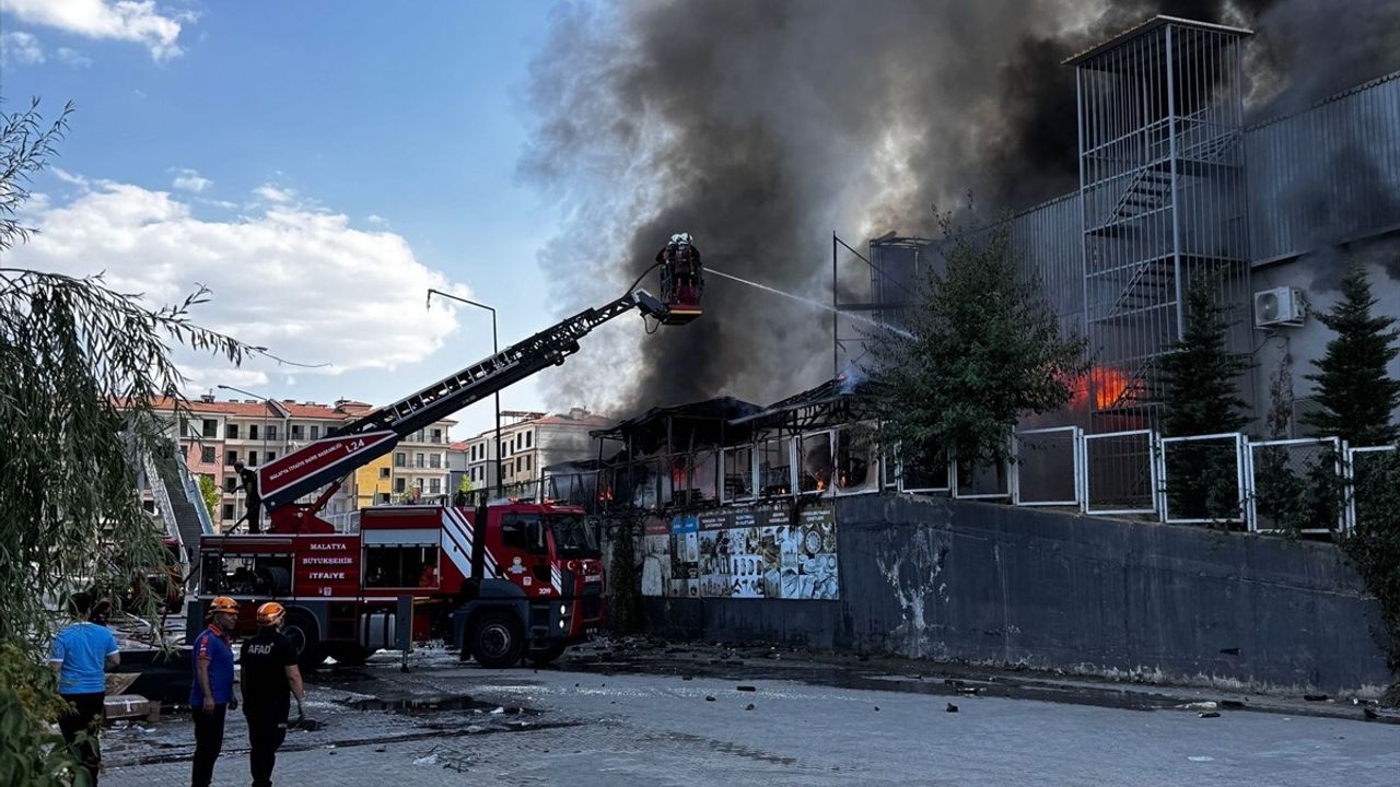 Malatya'da Hırdavat Mağazasındaki Yangın Kontrol Altına Alındı