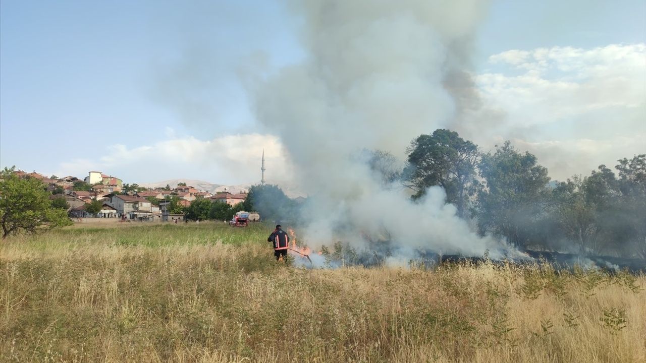 Malatya Yeşilyurt'ta Otluk Alan Yangını Kontrol Altına Alındı