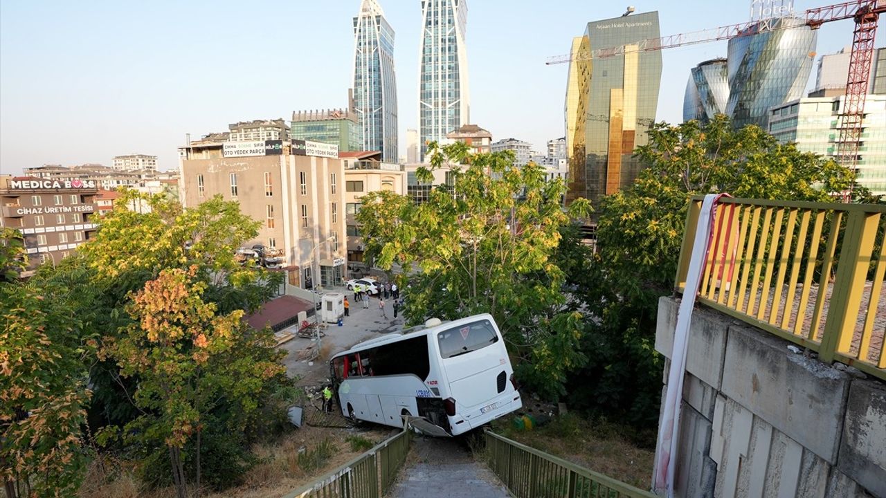 Maltepe'de Kontrolden Çıkan Otobüs Köprüden Düştü: 8 Yaralı