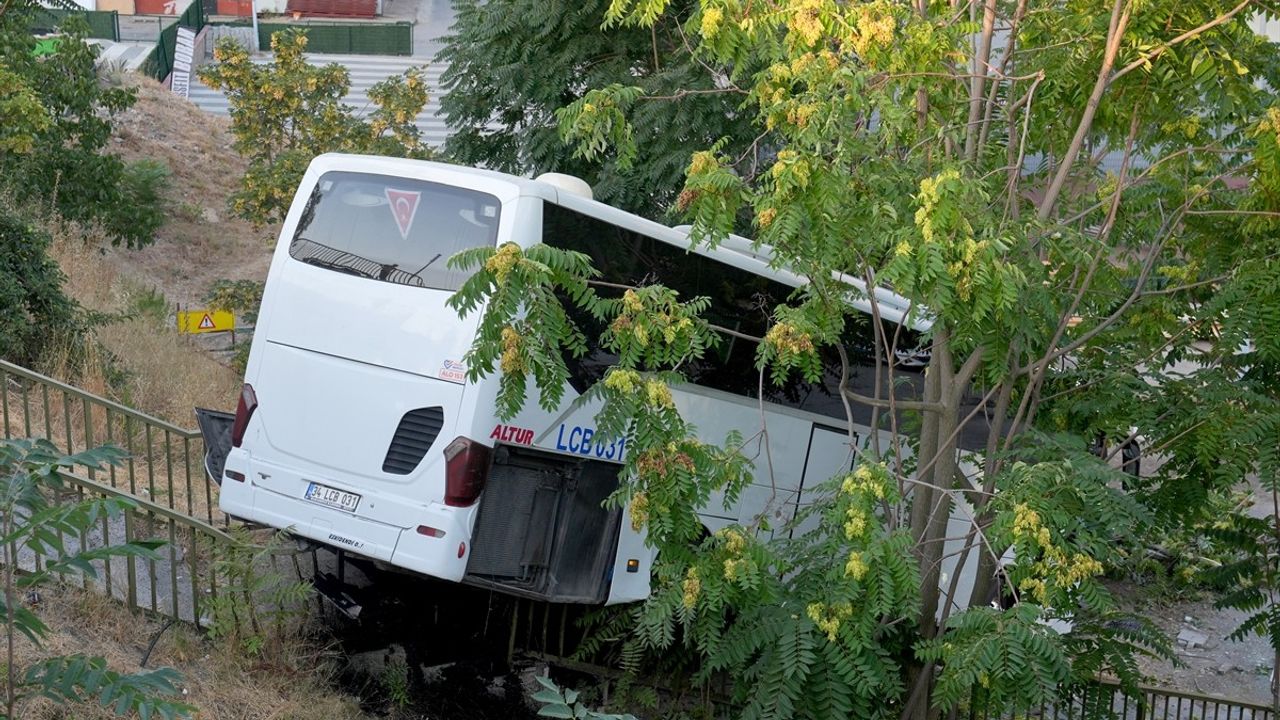 Maltepe'de Köprüden Düşen Otobüste 8 Yaralı
