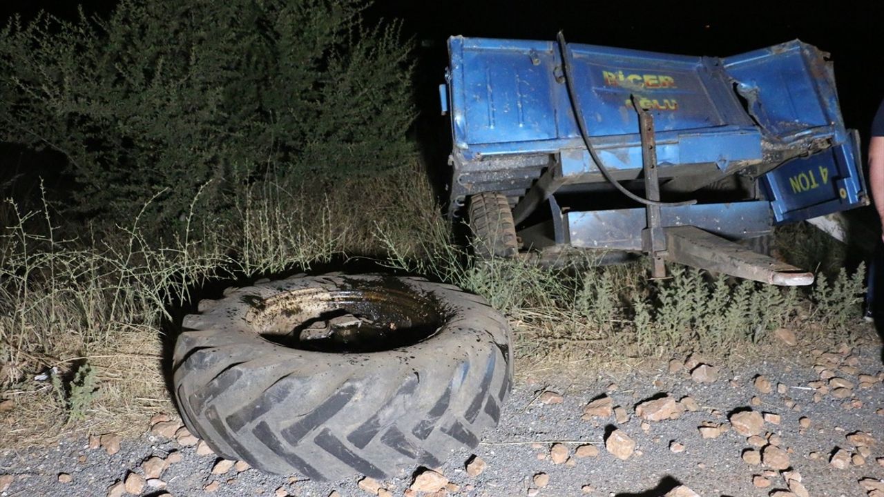 Manisa'da Hafriyat Kamyonu Traktöre Çarptı: Sürücü Hayatını Kaybetti