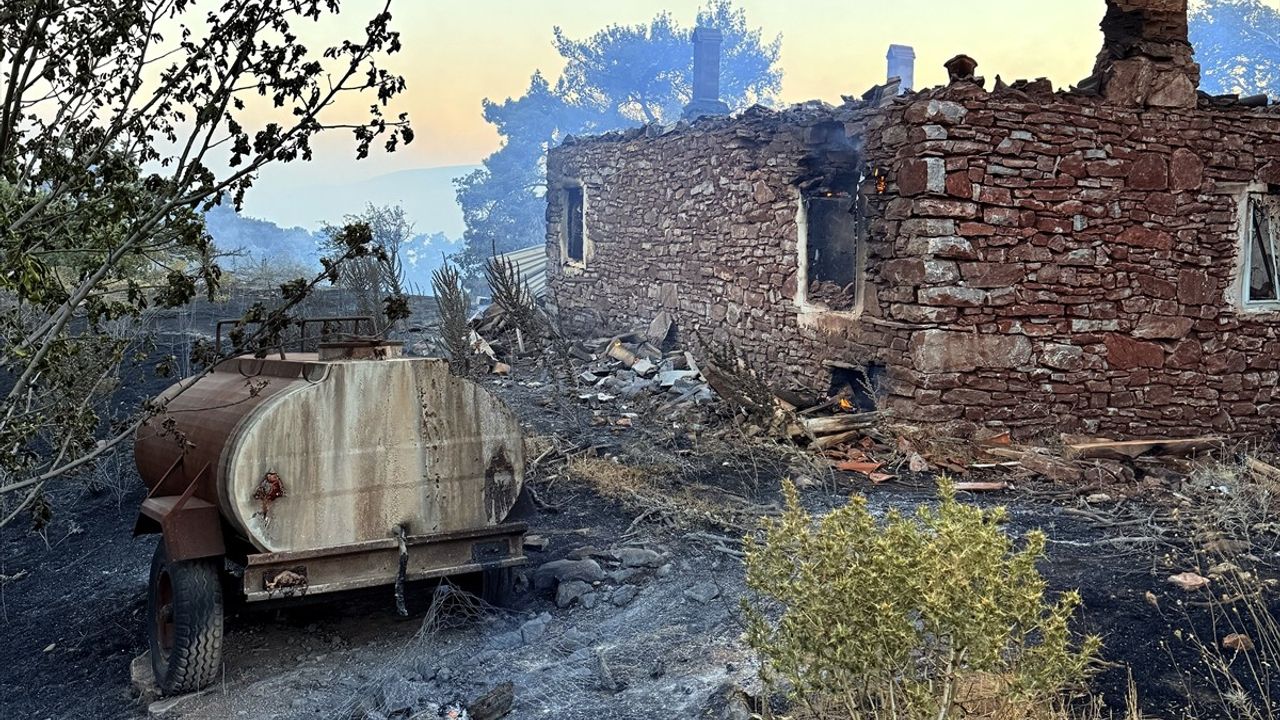 Manisa'da Orman Yangınına Havadan ve Karadan Müdahele