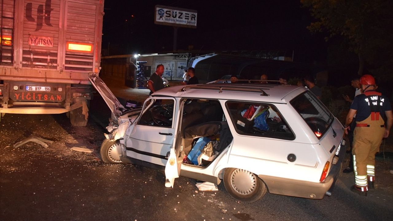 Manisa'da Tıra Arkadan Çarpan Otomobilde İki Yaralı