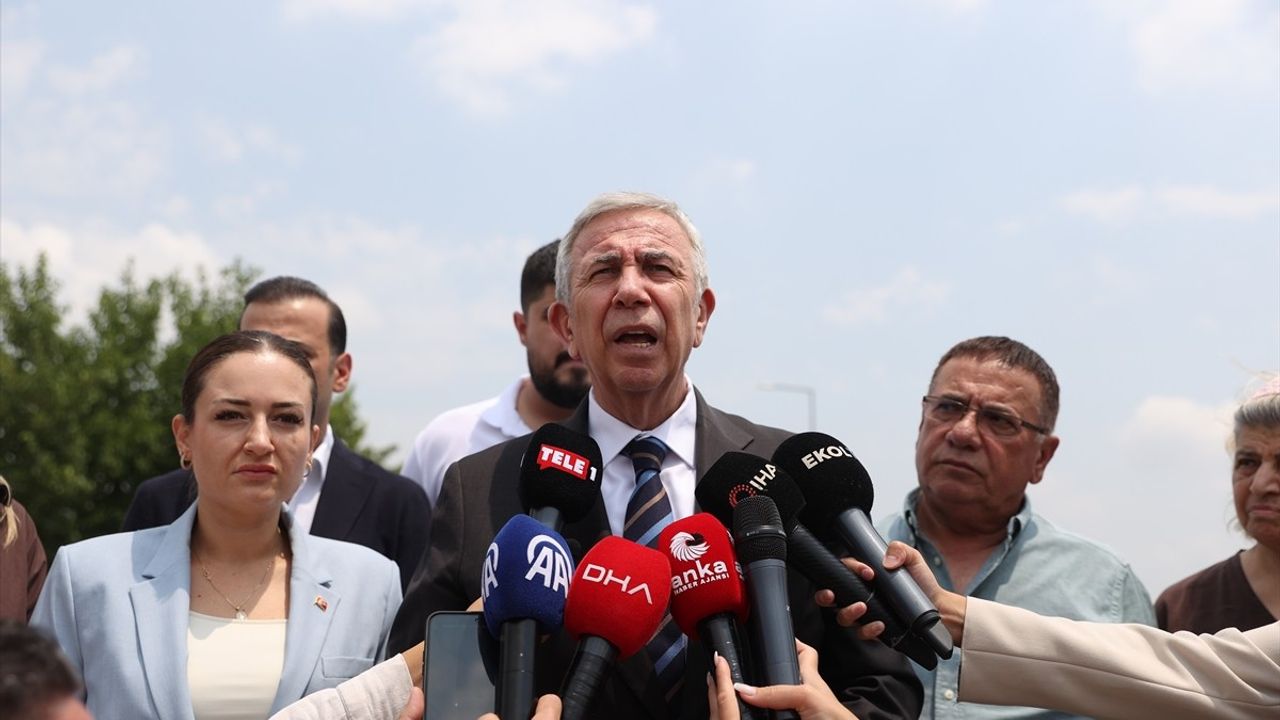 Mansur Yavaş, Tutuklu Belediye Başkanı Muhittin Böcek’i Cezaevinde Ziyaret Etti