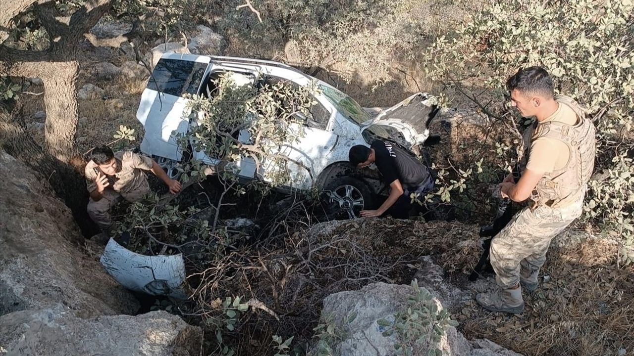 Mardin'de Hafif Ticari Araç Devrildi: 2 Yaralı