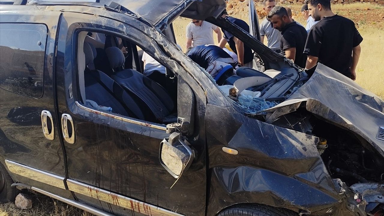 Mardin'de Hafif Ticari Araç Devrildi: 4 Yaralı