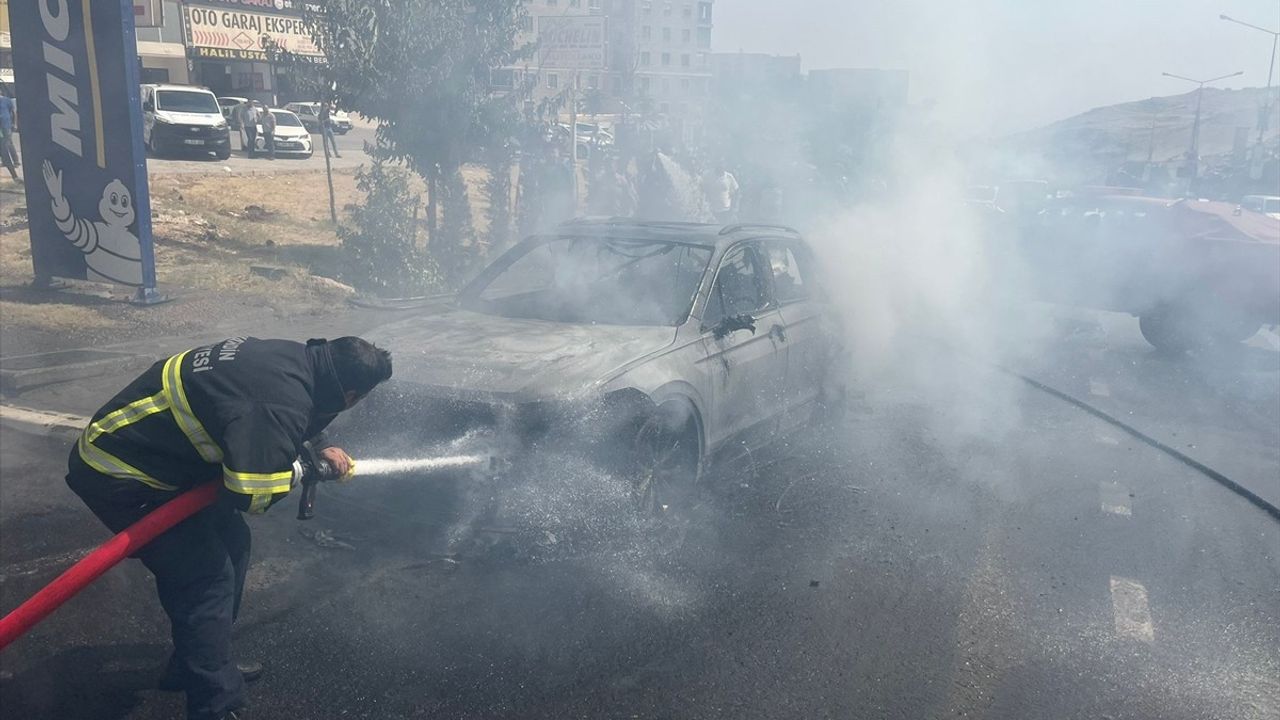 Mardin'de Otomobil Seyir Halindeyken Alev Aldı