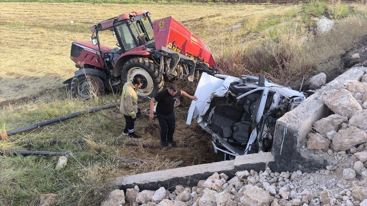 Mardin Kızıltepe'de Otomobil-Traktör Çarpışması: İki Yaralı