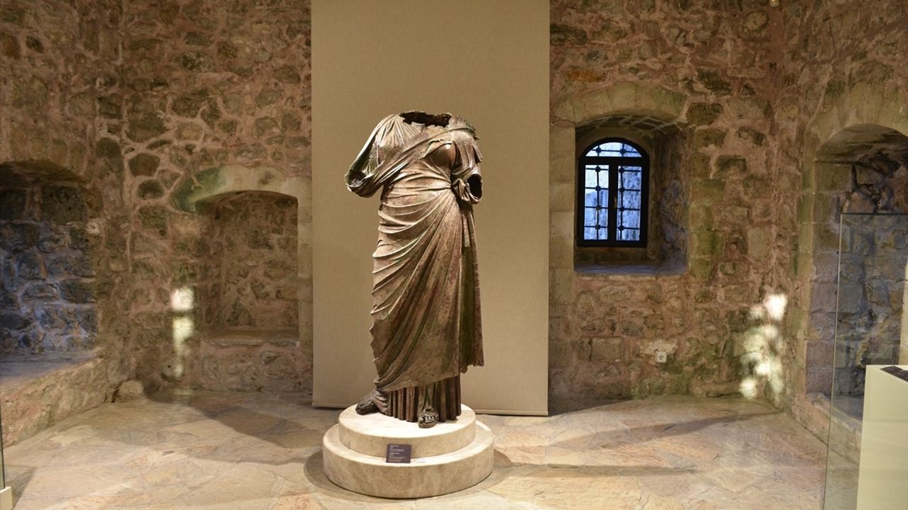 Marmaris'te 2200 Yıllık Bronz Kadın Heykeli İlk Kez Sergilendi