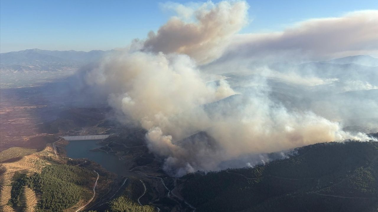 Mehmetçik, İzmir'de Orman Yangınında Mahsur Kalan Aileyi Kurtardı