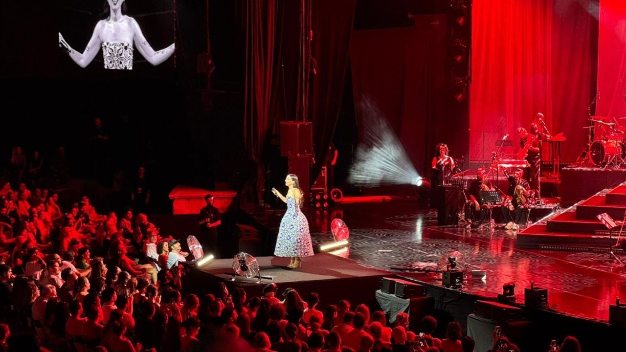 Melike Şahin, Harbiye Açıkhava Tiyatrosu'nda Unutulmaz Bir Konser Verdi
